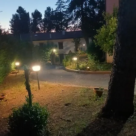Ombra Dei Pini 住宿加早餐酒店 4*